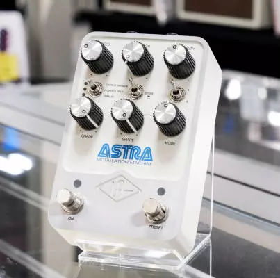 Universal Audio - Astra Modulation Machine Stereo Effects Pedal 2